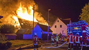 Beim Eintreffen der  Feuerwehr brennt  das Gebäude  lichterloh. Foto: 7aktuell.de/Simon Adomat