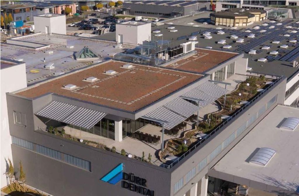 Hier sieht man die 350 Quadratmeter große Dachterrasse von Dürr Dental von oben. Mit dem Wettbewerb sollen auch andere Firmen angeregt werden, trostloses Grau in lebendiges Grün zu verwandeln.