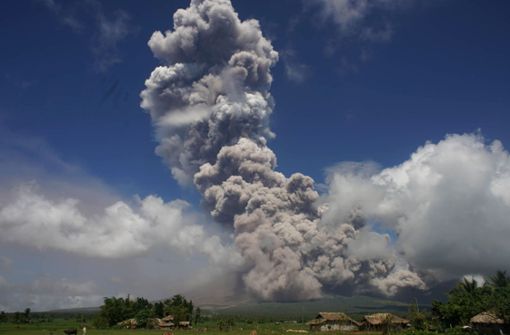 Der Vulkan Mayon auf den Philippinen hat am Montag eine riesige Wolke aus Vulkangestein, Asche und Dampf ausgestoßen. Foto: AFP