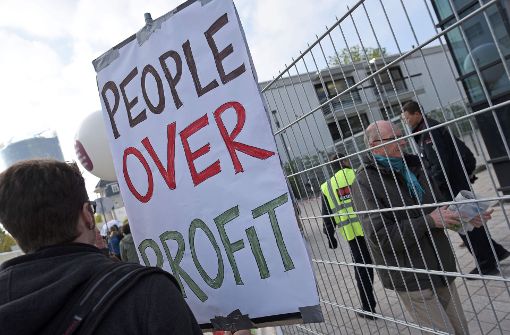 In Bonn protestieren Demonstranten gegen die geplante Übernahme des Saatgutriesen Monsanto durch Bayer. Foto: dpa