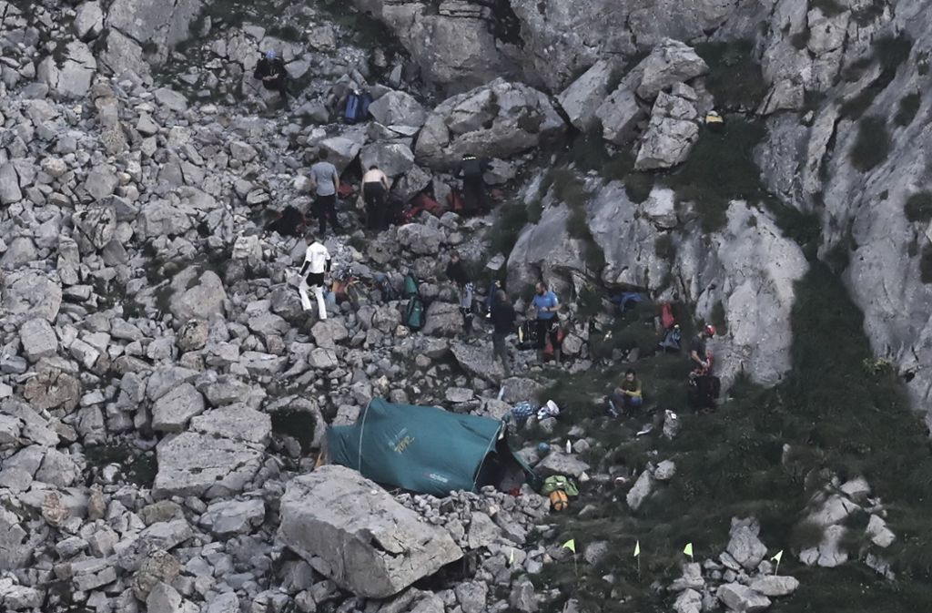 Ein Rettungsteam des polnischen Bergrettungsdienst TOPR steht vor dem Höhleneingang der Jaskinia Wielka Śnieżna bei Zakopane. Eine der beiden eingeschlossenen Höhlenforscher ist jetzt tot aufgefunden worden. Die Suche nach de zweiten Vermissten geht weiter. Foto: Grzegorz Momot/PAP/dpa