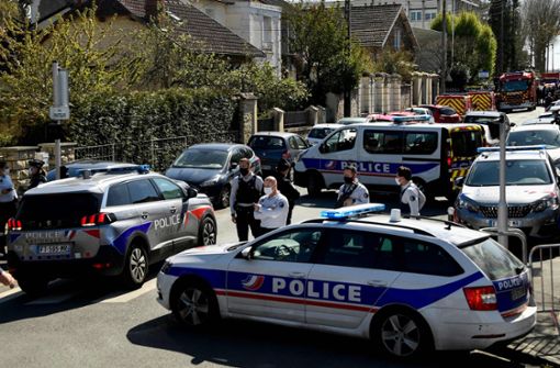 Die Straßen vor dem Polizeirevier in Rambouillet, wo eine Frau von einem Islamisten getötet wurde, sind großräumig abgesperrt. Foto: AFP/BERTRAND GUAY