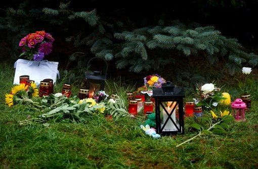 Kerzen und Blumen erinnern in Lampersdorf (Sachsen) an der Einfahrt des Bauernhofes, in dem die Polizei die entführte und ermordete Anneli gefunden hat, an die 17-Jährige. Foto: dpa-Zentralbild