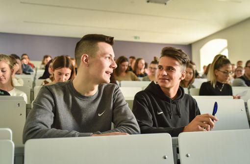 Julius Schmid (rechts) bei der Begrüßung der Erstsemester an der Universität Hohenheim. Der 19-Jährige hat sich für das Studium der Wirtschaftspädagogik entschieden. Foto: Lichtgut / Ferdinando Iannone©