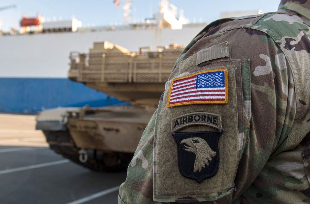 US-Soldaten stehen während der Entladung von militärischen Gerät vor dem Transportschiff.