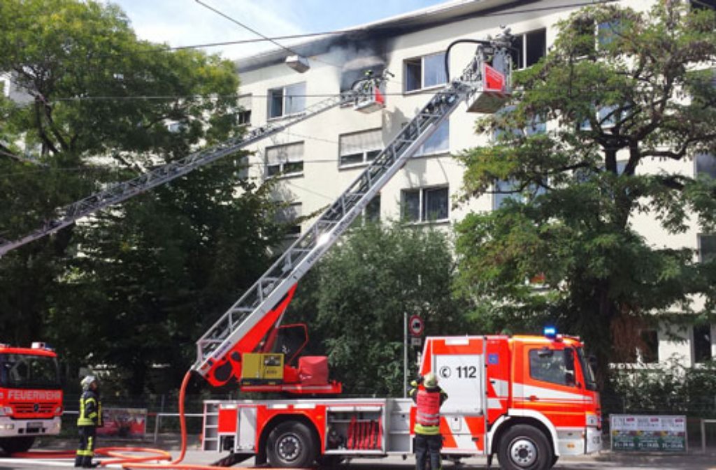 Mit einem Großaufgebot hat die Feuerwehr am Mittwoch zu einem Brand in einem Wohnheim im Stuttgarter Norden ausrücken müssen.