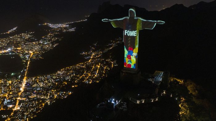 Christus-Statue leuchtet im Zeichen der Pandemie