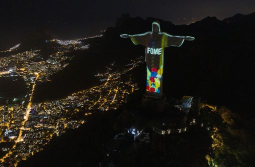 Die Christus-Statue wird dieser Tage dazu genutzt, um den Menschen Botschaften zukommen zu lassen. Foto: AP/Leo Correa