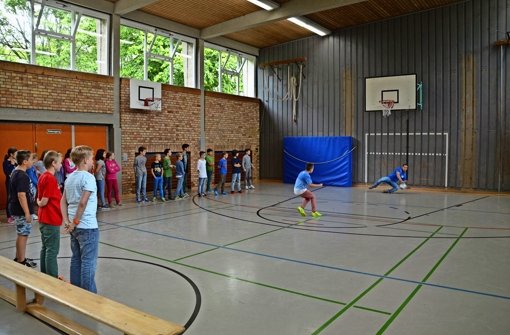 Die Schüler testeten Fabian Gersters Torwartfähigkeiten beim Elfmeterschießen. Foto: Sandra Hintermayr