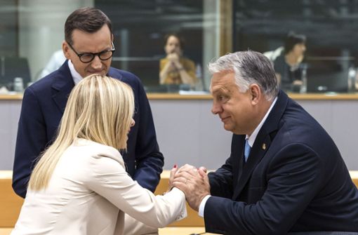 Keine Einigung beim Thema Migration: Viktor Orban (rechts), Ministerpräsident von Ungarn, spricht mit Giorgia Meloni (links), Ministerpräsidentin von Italien, und Mateusz Morawiecki (hinten), Ministerpräsident von Polen, während des EU-Gipfels. Foto: dpa/Geert Vanden Wijngaert