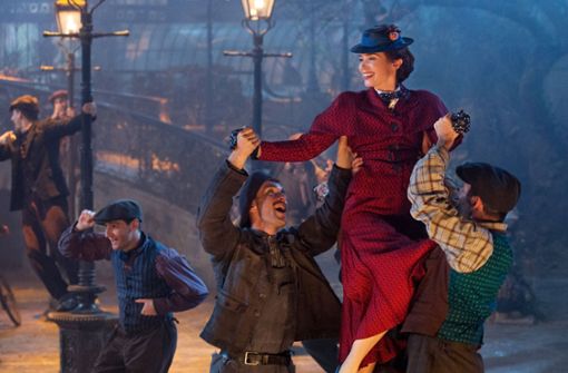 Es wird viel gesungen und getanzt: Emily Blunt als Mary Poppins mit den Lampenputzern von London Foto: Unit