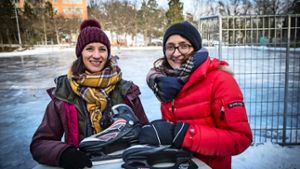 Sandra Fink (li.) und Isabella Schlumpberger organisieren mit dem Kräherwaldverein das Schlittschuhlaufen auf der Natureisbahn an der Doggenburg. Foto: Lichtgut/Achim Zweygarth