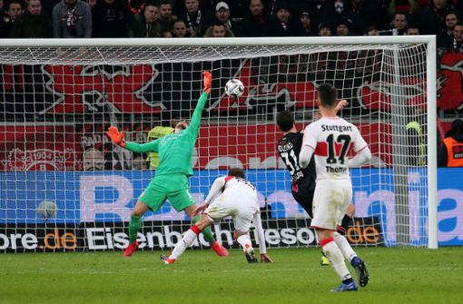 Kevin Volland erzielt das Tor zum 2:0-Endstand  für Bayer Leverkusen in der Vorrunde gegen den VfB. Auch das 1:0 hatte der Stürmer erzielt. Foto: Baumann