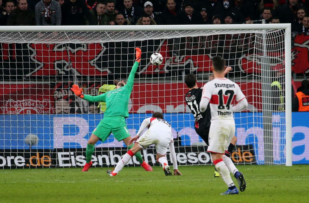Kevin Volland erzielt das Tor zum 2:0-Endstand  für Bayer Leverkusen in der Vorrunde gegen den VfB. Auch das 1:0 hatte der Stürmer erzielt.