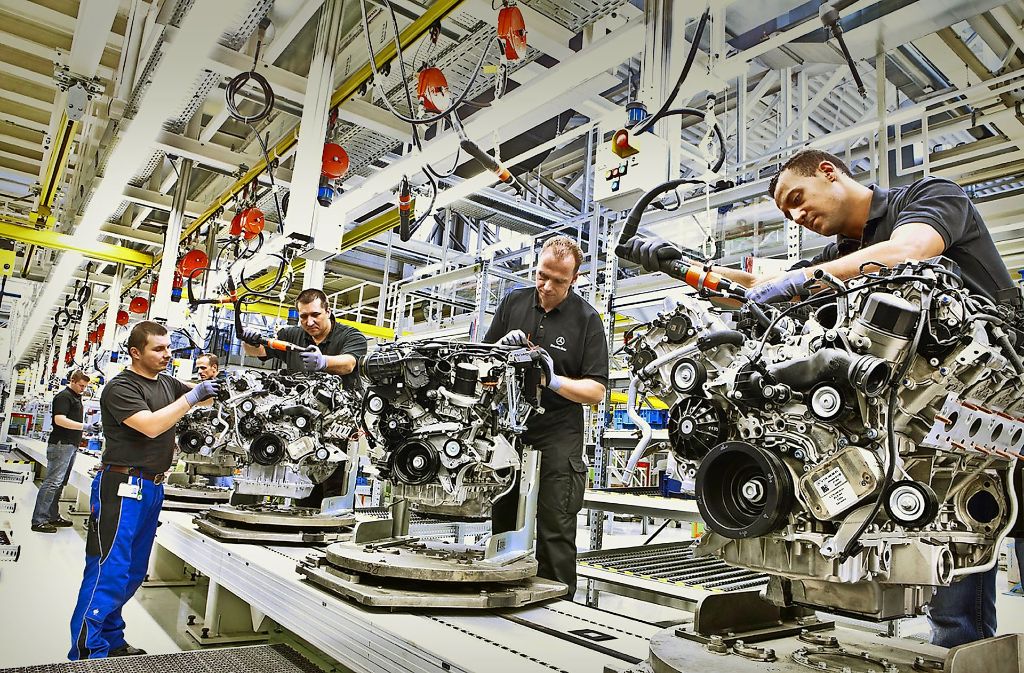 Auch die Mitarbeiter im Motorenbau bei Daimler in Stuttgart-Untertürkheim können sich über die Zahlung einer  Erfolgsprämie freuen.