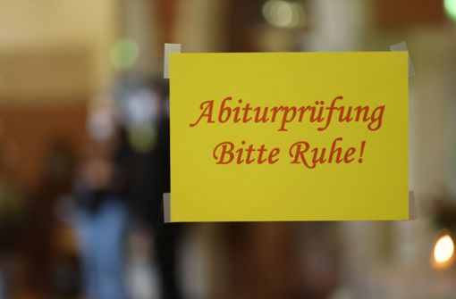 Der Streit ums Deutsch-Abitur ist zuletzt lautstark ausgetragen worden. Anlass: Der Roman  „Tauben im Gras“. Foto: dpa/Matthias Bein