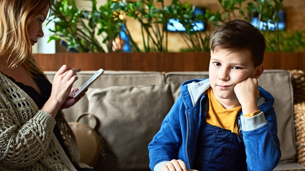 Erziehung: Achtung,  Handyfalle: Eltern, die zu oft  aufs Smartphone schauen