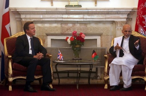Großbritanniens Premierminister David Cameron (links) hat sich am Freitag bei einem Überraschungsbesuch in Afghanistan mit dem neuen Präsidenten Ashraf Ghani getroffen.  Foto: dpa