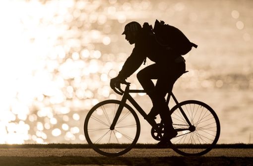 Ein 18-jähriger Radfahrer ist in Vaihingen an der Enz von zwei Männern überfallen worden. Die Unbekannten stahlen das Fahrrad und den Rucksack des jungen Mannes. (Symbolfoto) Foto: dpa