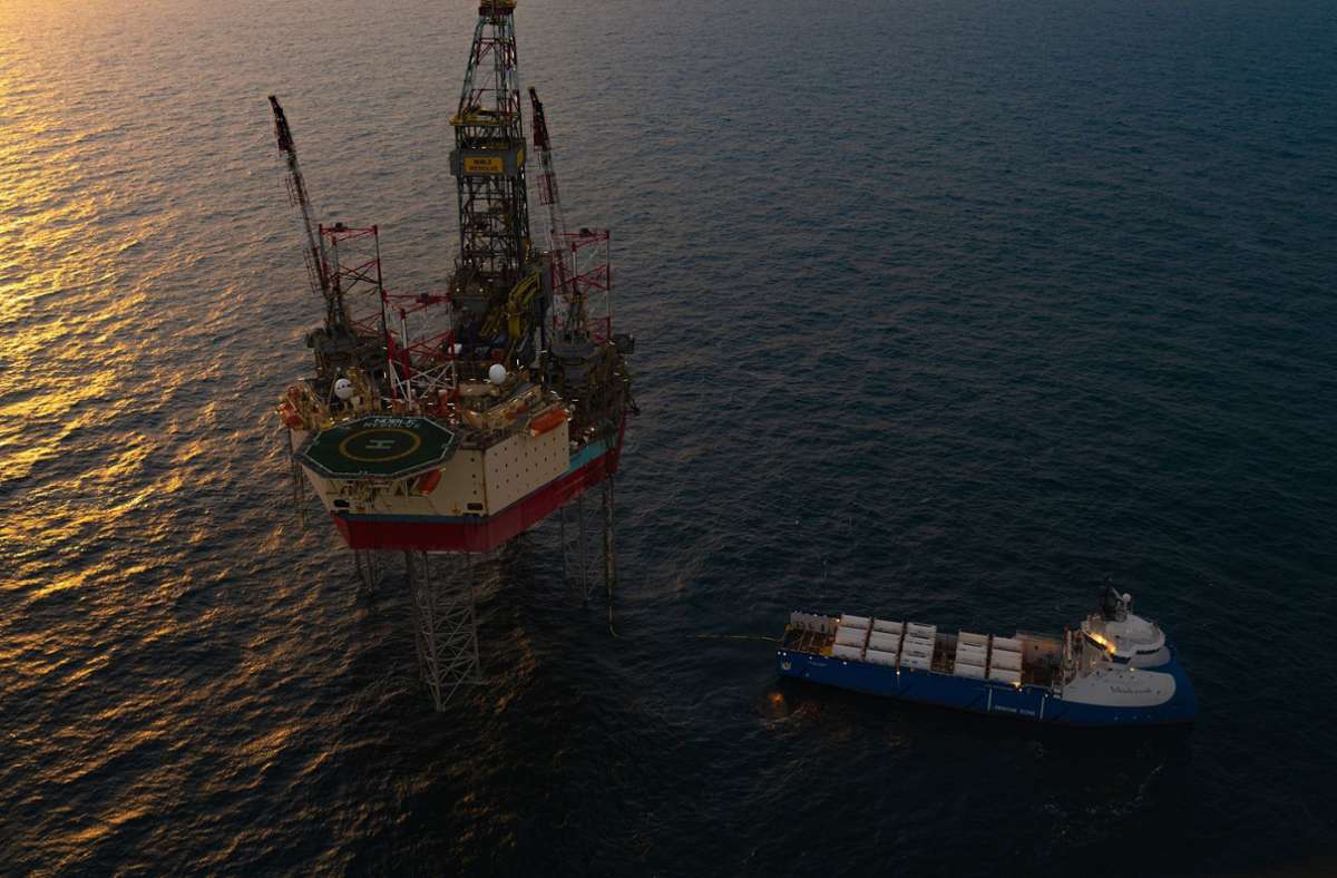 Flüssiges CO2 wird von einem Schiff auf die Offshore-Plattform Nini West verladen. Von dort wird es in das ausgeförderte Ölfeld eingespeist. Foto: dpa/FJ-MCAULEY
