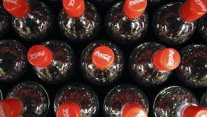 Gibt es bald keine Coca-Cola-Produkte bei Edeka mehr? Foto: AP/THIBAULT CAMUS