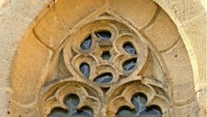 Eines der  Maßwerkfenster aus Sandstein, das  mit in die Außensanierung der Petruskirche einbezogen werden soll. Foto: factum/Granville