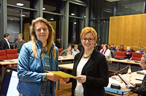 Daniela Baumgärtner-Bauer (links) ist von Birgit Hannemann als Gemeinderätin verpflichtet worden. Foto: Sandra Brock
