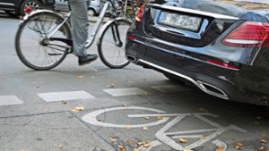 Radfahrwege sind oft verbotenerweise zugeparkt. Foto: Imago images / Seeliger