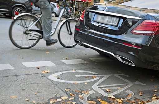 Radfahrwege sind oft verbotenerweise zugeparkt. Foto: Imago images / Seeliger