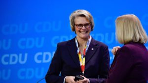 Anja Karliczek im Gespräch mit ihrer künftigen Vorgängerin Johanna Wanka – auf dem CDU-Parteitag am Montag vergangener Woche. Foto: AFP