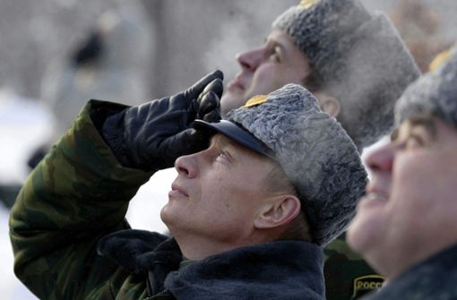 Russlands Präsident Wladimir Putin beobachtet den Start einer   Rakete im Jahr 2004. Nun hat die Armee eine Hyperschallrakete in Betrieb genommen. Foto: dpa/dpaweb/Sergei Chirikov