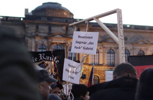 Gebastelte Galgen bei der Pegida-Demonstration am 12.Oktober 2015 in Dresden Foto: AP