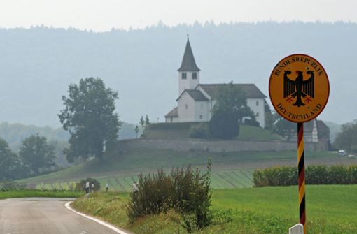 Gerade hat man die Grenze zur Schweiz passiert, da kommt schon wieder Deutschland: die Gemeinde Büsingen ist ein historisches Kuriosum. Foto: dpa/Patrick Seeger