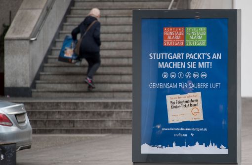 Ein Plakat in Stuttgart informiert über das vergünstigte Ticket bei Feinstaubalarm. Oberbürgermeister Fritz Kuhn will am Mittwoch weitere Maßnahmen im Kampf gegen das Feinstaub-Problem vorstellen. Foto: dpa
