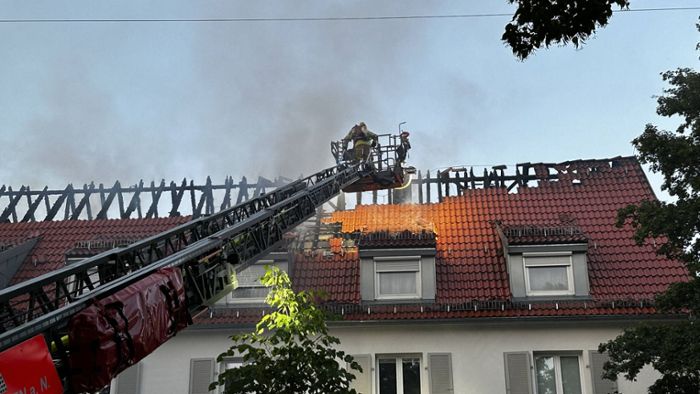 Dachstuhlbrand ruft Feuerwehr auf den Plan – hoher Schaden