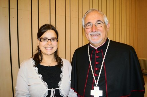 Judith Weiß und der Bischof Gebhard Fürst bei der Feier im Gemeindehaus. Foto: Rebecca Anna Fritzsche