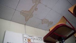 Wasserflecken an der Decke: Viele Schulen in Stuttgart müssen dringend saniert werden. Foto: picture alliance/dpa/Marijan Murat