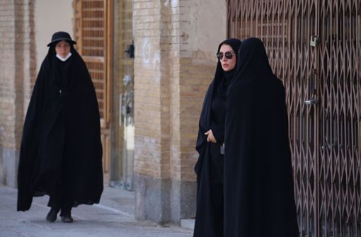 Iranische Frauen spazieren über den historischen Naqsh-e Jahan-Platz in Freiburgs Partnerstadt Isfahan. Zuletzt hat die iranische Regierung Sanktionen für Frauen ohne Kopftuch drastisch verschärft. Foto: dpa/Rouzbeh Fouladi