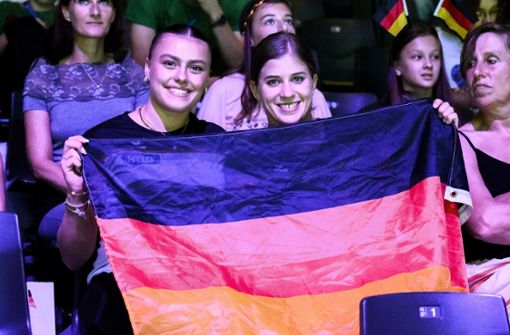 Elisabeth Seitz (re.) und Emma Malewski sind verletzt und mussten die Qualifikation bei der Turn-WM in Antwerpen von der Tribüne aus verfolgen. Foto: dpa/Tom Weller