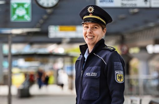 Für junge Frauen möchte Linda Hülsmann, neue Chefin der Bundespolizei am Stuttgarter Flughafen, Vorbild sein. Sie wünscht sich mehr Beamtinnen in Spitzenpositionen. Foto: Ines Rudel