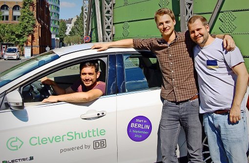 Es gibt immer mehr Beispiele wie kleine Start-ups mit großen Firmen kooperieren. Hinter dem Taxidienst Clever Shuttle stehen Bruno Ginnuth, Jan Hofmann und Slava Tschurilin (von links). Foto: Clever Shuttle