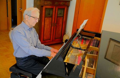 Mit  90 Jahren beherrscht Jost Cramer den Konzertflügel noch meisterhaft. Foto: /Rainer Kellmayer