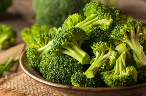 Brokkoli kann auf verschiedene Weisen zubereitet werden. Die Kohlart kann gekocht werden oder in der Pfanne gebraten oder gedünstet.