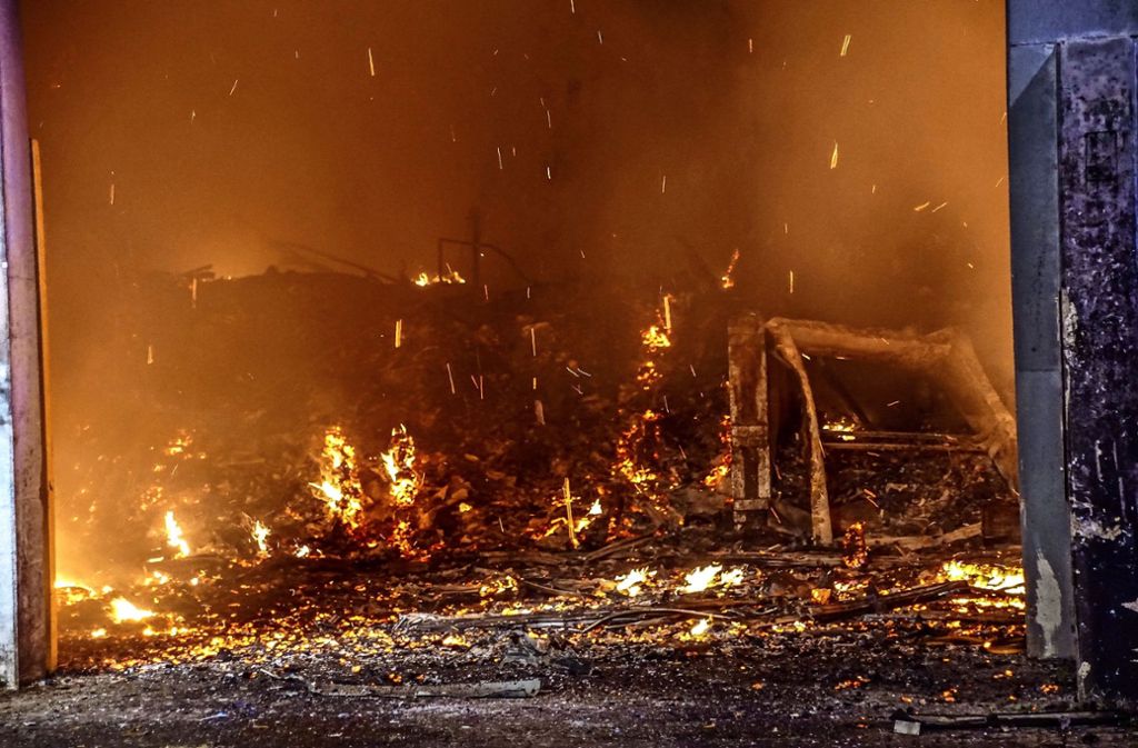 Flammendes nächtliches Inferno in der Vergärungsanlage Leonberg. Mittlerweile ist die Gefahr gebannt.