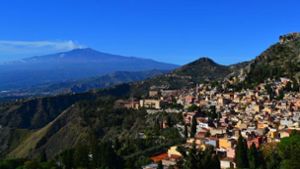 Das idyllische sizilianische Bergstädtchen Taormina lockt normalerweise jedes Jahr mehr als eine Million Besucher an. Doch der G7-Gipfel stoppt derzeit die Touristen. Foto: Sicily Tourism