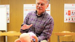 Michael Löchner erklärt, was im Notfall mit Babys und Kleinkindern zu tun ist. Foto: Holowiecki