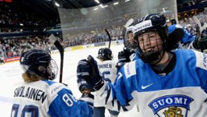 Die finnischen Eishockey-Damen freuten sich bereits über den gewonnen WM-Titel, der ihnen dann doch noch aus den Händen gerissen wurde. Foto: Mikko Stig
