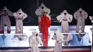 Im vergangenen Jahr stand Superstar Rihanna in der Halbzeit-Show des Super Bowls auf der Bühne. Auch in diesem Jahr kommt wieder ein Megastar.  Foto: IMAGO / ZUMA Wire