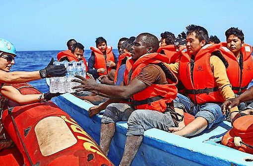 Nach tagelangem Treiben im Mittelmeer bekommen diese Flüchtlinge Trinkwasser gereicht – die Sea-Eye-Crew hatte nicht viele Gelegenheiten zu helfen. Foto: Sea-Eye