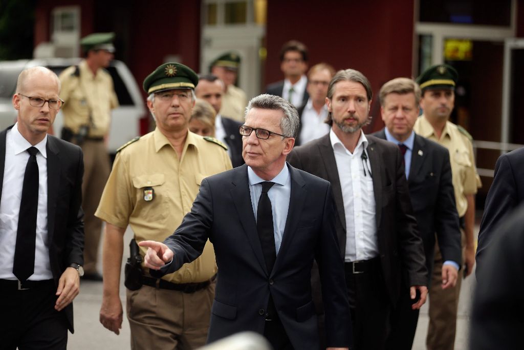 Bundesinnenminister Thomas De Maizière besucht am Samstag den Tatort des Amoklaufs in München.